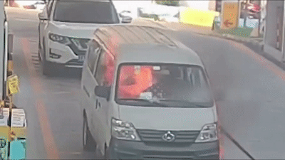 Video: Xe bốc cháy khi đổ xăng, người đàn ông thoát chết trong gang tấc