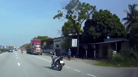 Video: Xe container chạy ngược chiều 'lùa' người đi xe máy ra làn ôtô