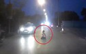 Video: Người đàn ông cởi trần, chắp tay ngồi giữa đường