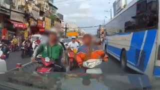 Video: 2 thanh niên đi ngược chiều, nạt nộ tài xế ôtô