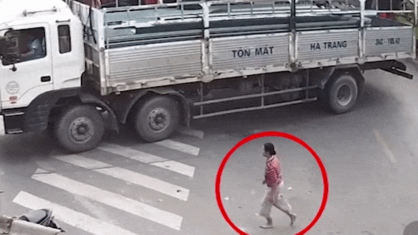 Video: Người phụ nữ lao ra nằm trước mũi xe tải