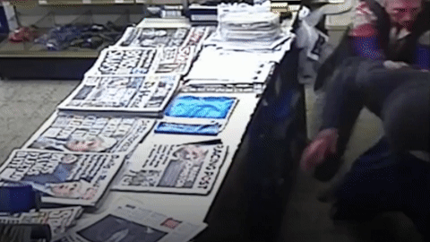 Video: Bà già 82 tuổi cầm gậy chống trả tên cướp cửa hàng
