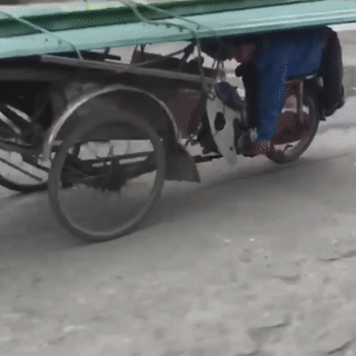 Video: Hoảng hồn người đàn ông nằm úp trên yên lái xe ba gác chở tôn