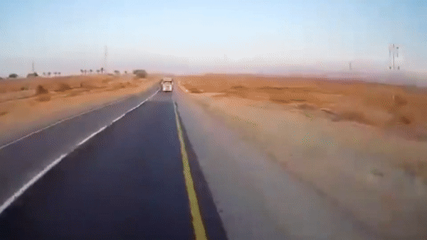 Video: Hãi hùng khoảnh khắc xe tải lao vào ôtô ngược chiều do tài xế ngủ gật