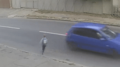 Video: Cậu bé bị ôtô hất tung 5 m nhưng vẫn đứng lên như chưa hề gì