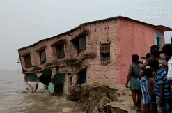 Video: Kinh hoàng ngôi trường 2 tầng sụp xuống sông Hằng
