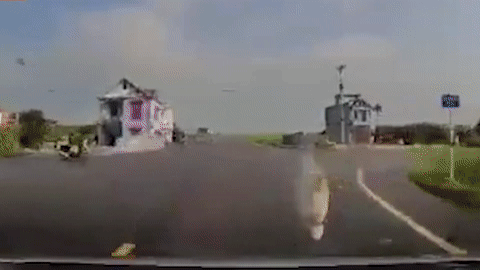 Video: Băng qua ngã tư, người phụ nữ chạy SH bị ôtô húc văng