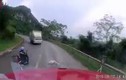 Video: Vượt ẩu container, quái xế lao thẳng vào gầm xe tải