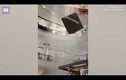 Video: Hãi hùng mảng trần trung tâm thương mại bất ngờ rơi xuống đất