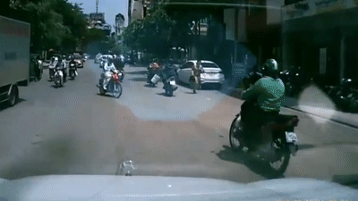 Video: Sang đường không quan sát, nữ "ninja" gây tai nạn