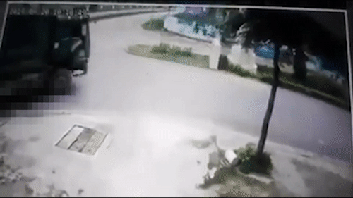 Video: Xe tải vào cua cán trúng một học sinh ở Lào Cai