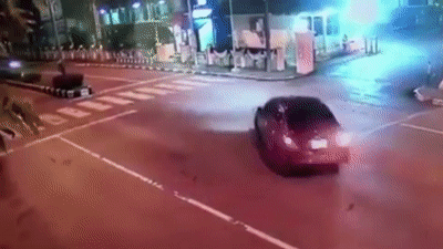 Video: Đâm trực diện ôtô rẽ phải với tốc độ cao, lái xe máy bị hất lên trời