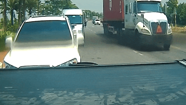 Video: Mất lái, container tông vào 4 xe khác chờ đèn đỏ