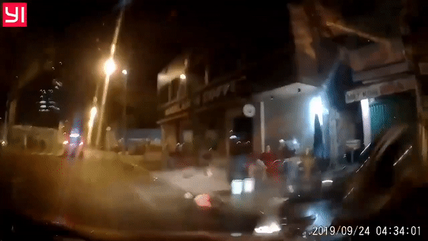 Video: Hành động chặn tên cướp xe máy của tài xế ô tô, khiến cộng đồng tranh cãi