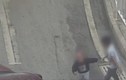 Video: Cậu bé tát em trai 2 tuổi văng vào gầm ôtô đang chạy