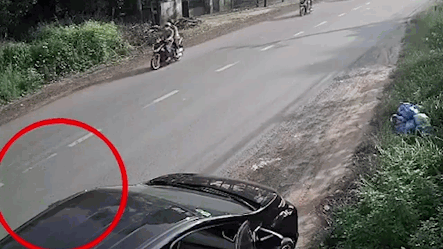 Video: Mở cửa xe bất cẩn, 2 người đi xe máy suýt bị xe tải cán qua người
