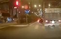 Video: Sang đường ẩu, người phụ nữ suýt tử vong dưới gầm xe tải