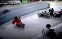 Video: Sơ ý để trẻ vặn tay ga, xe máy mất kiểm soát lao vào xe tải