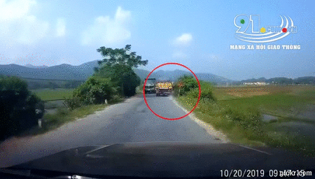 Video: Tránh xe ngược chiều, xe Ben lật ngửa dưới ruộng khiến tài xế thương nặng
