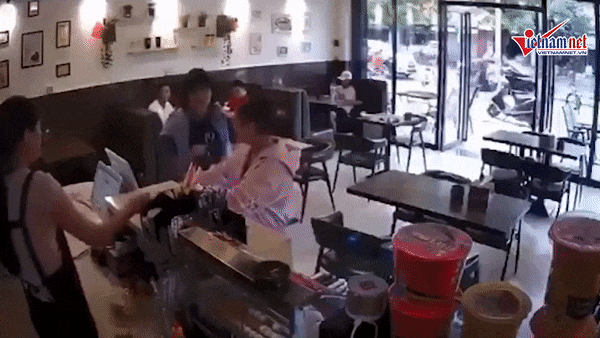 Video: Gái xinh bị đánh tới tấp vì không chịu xếp hàng ở quán cafe