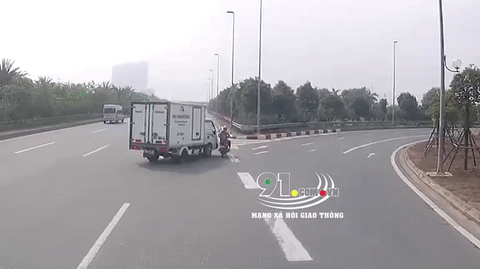 Video: Ô tô đi ẩu vào cua gấp đâm thanh niên đi xe máy suýt gây thảm kịch