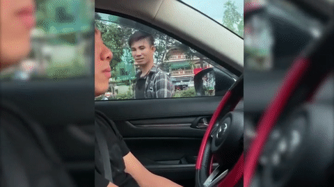 Video: Thanh niên xăm trổ xin đểu không được, cà khịa ô tô giữa đường