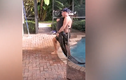 Video: Người đàn ông tay không vật lộn với cá sấu trong hồ bơi