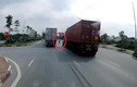 Video: Sang đường ẩu xe máy suýt bị 2 xe container đâm trúng