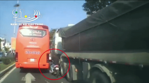Video: Thanh niên đi Exciter suýt mất mạng vì "len lỏi" giữa xe ben và xe khách