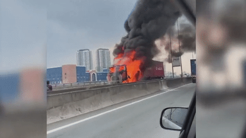 Video: Container bốc cháy dữ dội trên cao tốc khiến giao thông ùn tắc