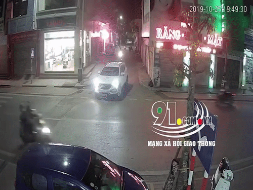 Video: Không làm chủ tốc độ, xe máy đâm vào ô tô khiến tài xế nguy kịch
