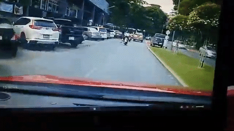 Video: Xe bán tải mất lái, đâm trực diện 5 thiếu nữ đi xe máy