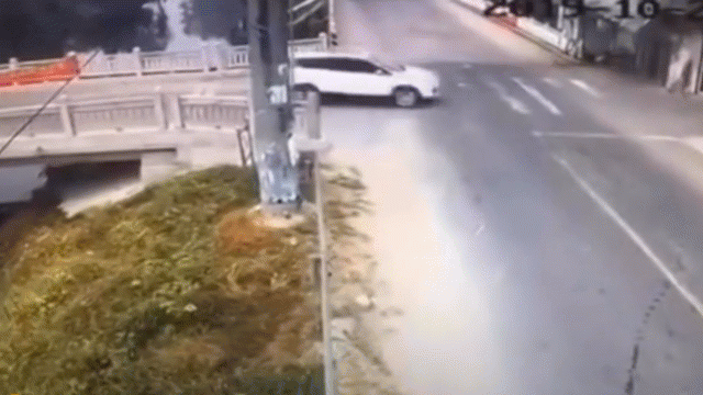 Video tai nạn kinh hoàng: Hai ô tô tông nhau làm sập cả tòa nhà