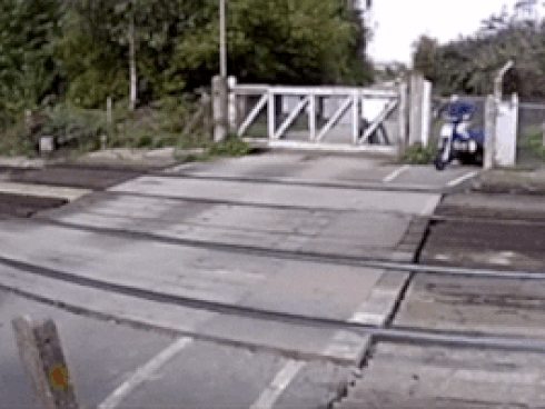 Video: Người lái xe đạp suýt bị đoàn tàu tông trực diện khi vượt ẩu