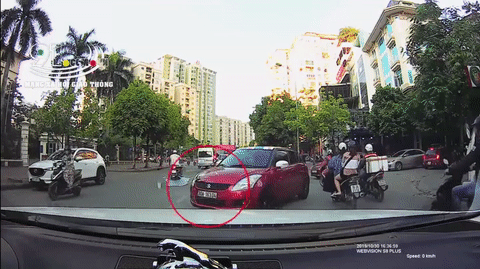 Video:  Ô tô sang đường ẩu, húc tung tài xế xe máy văng lên nắp capo