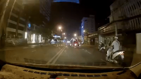 Video: Đánh lái như "thần", tài xế cứu 2 người đi xe máy bất ngờ ngã ra đường