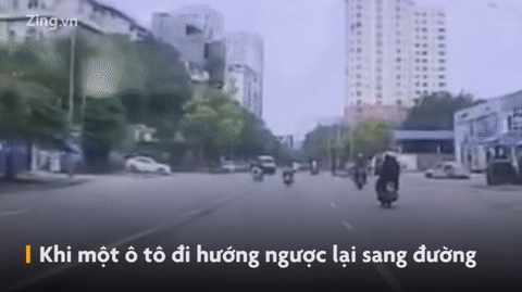 Video: Lạng lách đánh võng giữa phố, nam thanh niên tông trúng ô tô nằm đo đường