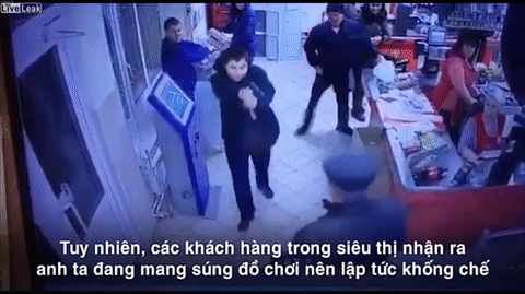 Video: Mang "hàng nóng" đồ chơi đi cướp siêu thị, người đàn ông bị tóm gọn