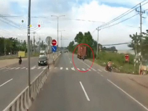 Video: Tông vào đuôi container đỗ bên đường, tài xế xe máy nguy kịch