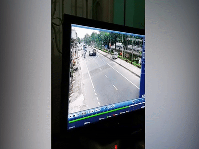 Video: Ô tô lấn làn nguy hiểm làm xe tải lật nhào khiến 2 người bị thương