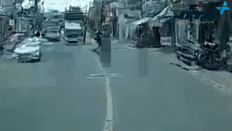 Video: Va chạm ô tô tải, xe máy chở cồng kềnh mất lái lao vào cột điện