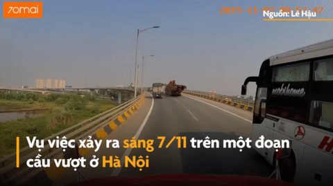 Video: Xe khách chạy ẩu trên cầu vượt suýt đâm vào xe chở sắt