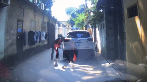 Video: Bức xúc vì đỗ ô tô trước cổng, cụ ông dùng "vật nhọn" chọc thủng lốp xe