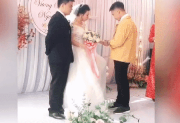 Video: Nghẹn ngào em trai khóc nức nở khi trao vàng cho chị trong đám cưới