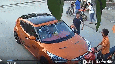 Video: Sang đường ẩu đâm vào ô tô, nam thanh niên đi xe máy bị đánh tới tấp