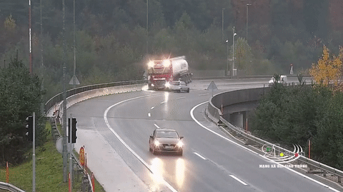 Video: Kinh hoàng ô tô con húc bay xe bồn rớt xuống cầu cạn, tài xế tử vong