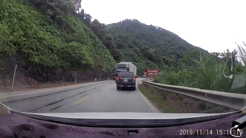 Video: Hú hồn khoảnh khắc container vượt ẩu suýt gây ra thảm kịch với ô tô con