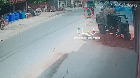 Video: Phanh gấp ngã ra giữa đường, tài xế xe máy bị xe tải cán qua người tử vong
