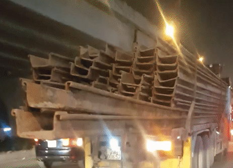 Video: Xe tải chở hàng cồng kềnh, lòi cả thanh sắt dài 3m ra ngoài gây phẫn nộ
