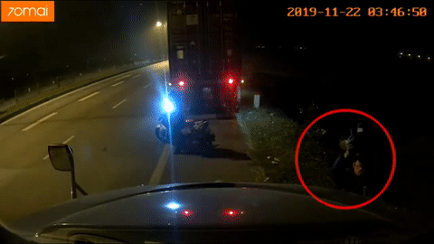 Video: Xe container bị hai tên trộm "nhảy" gương khi đỗ bên đường